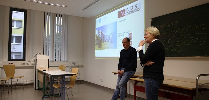 Moderator Prof. Dr. Jan von Langermann und Referentin Dr. Liisa Rihko-Struckmann nehmen Fragen aus dem Publikum entgegen.